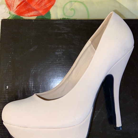 Heels - Picture 5 of 7